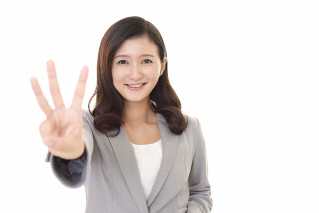 3を示す女性