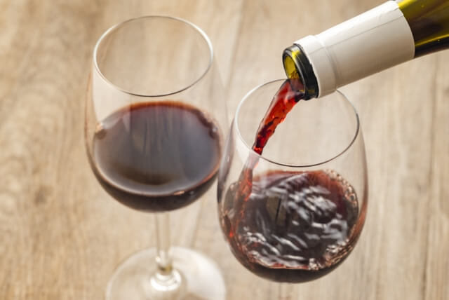 グラスに注がれるワイン