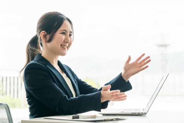 楽しく英会話する女性